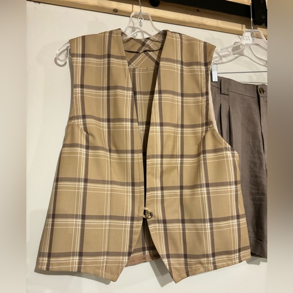 SOLD!!! Styled Outfit - American apparel linen shorts & vintage vest - Picture 2 of 4